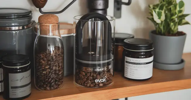 空気が抜ける prepara EVAK のキャニスター、 コーヒー豆の保存に最高かも。