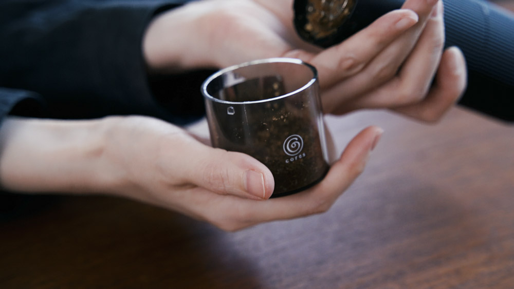 Cores ポータプルコーヒーグラインダー – C350 コーヒーを挽き終わり