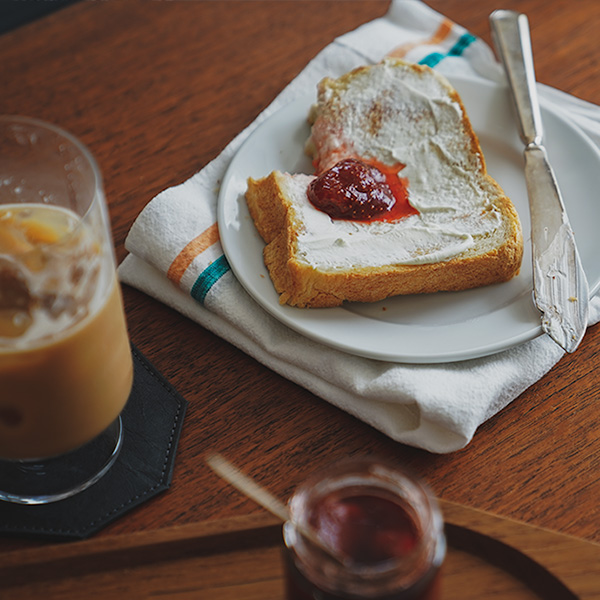 モーニングコーヒーと、おいしいパン。  朝食と、いちごジャム、待ち遠しい春。