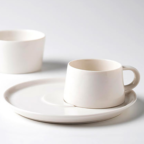 フィンランドで廃番となったデザインを有田焼で復刻！  ARTE ARITA のコーヒーカップ&ソーサー『moi /モイ』