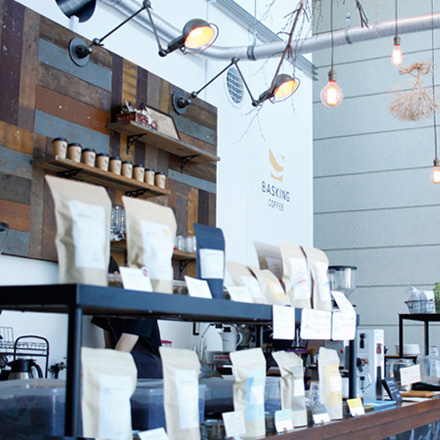 住宅街の一角にある本格コーヒーショップ  BASKING COFFEE（バスキングコーヒー）