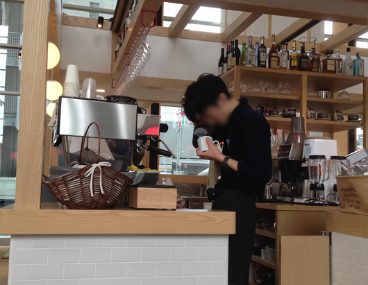 渡辺通り沿い 桜十字メディカルスクエア病院1階にあるカフェ・ダイナー「rejoyce」