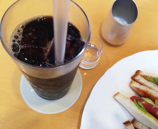 キハチカフェで『海老・アボガド・トマト・ルッコラのサンド』