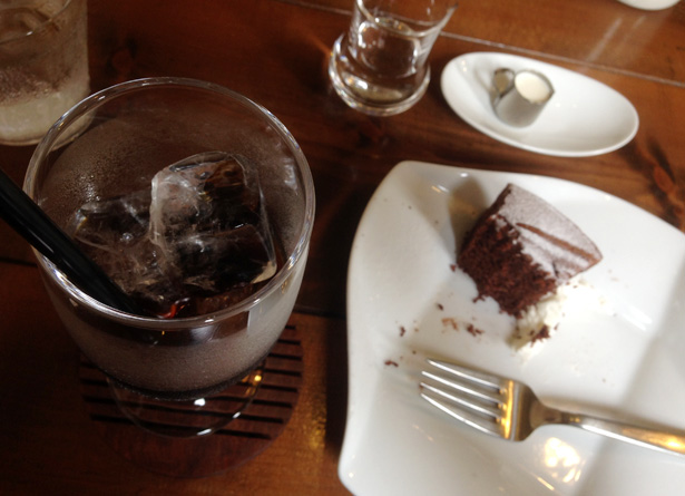 福岡・薬院にあるcafe MARUGO（カフェ マルゴ）のアイスコーヒーとガトーショコラ