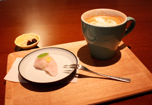 福岡・平尾にあるエトーワールコーヒーでカフェラテと和菓子を