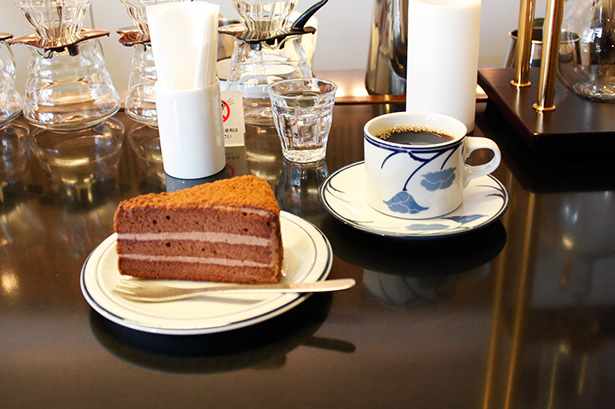 ツバクロコーヒーでチョコレートケーキとコーヒーを Cafict