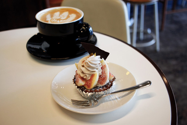 REC COFFEEで、イチヂクタルトにカフェラテ。