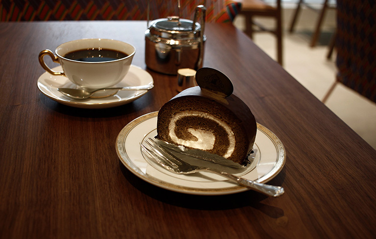 丸福珈琲店 コーヒーロールケーキ