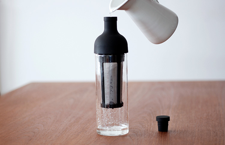 ハリオ フィルターインコーヒーボトル 水を注ぐ