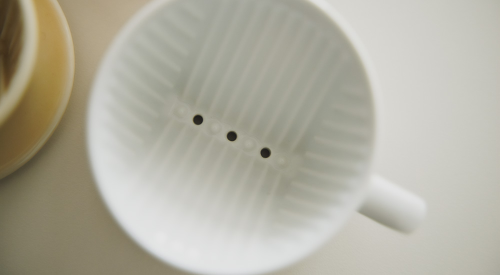 台形のコーヒードリッパーの穴