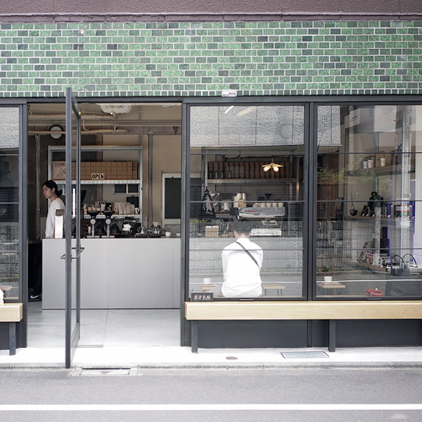 コーヒー好きのためのコーヒースタンド  LEAVES COFFEE ROASTERS