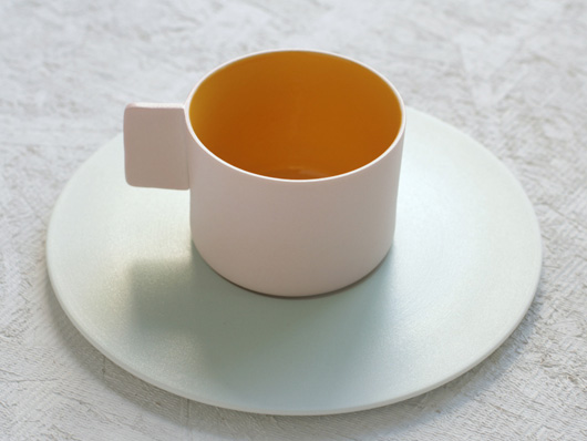 1616 / Arita Japan（イチロクイチロク アリタジャパン）カラーポーセリンのコーヒーカップ&ソーサー ピンク
