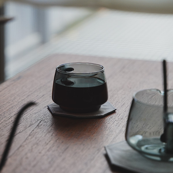 暮らしの道具】 MARGARET HOWELL × KINTO SEPIAのカップとジャグ – CAFICT