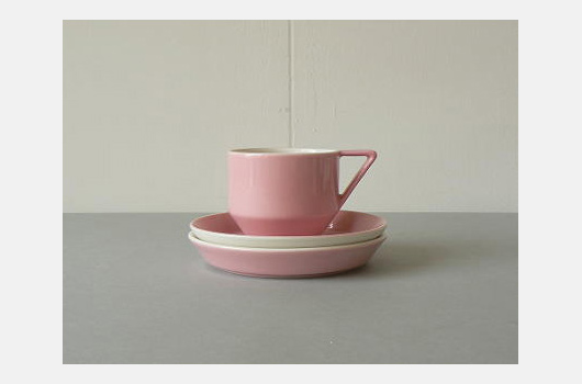 ニュートラルストアのピンクのコーヒーカップとソーサー2枚