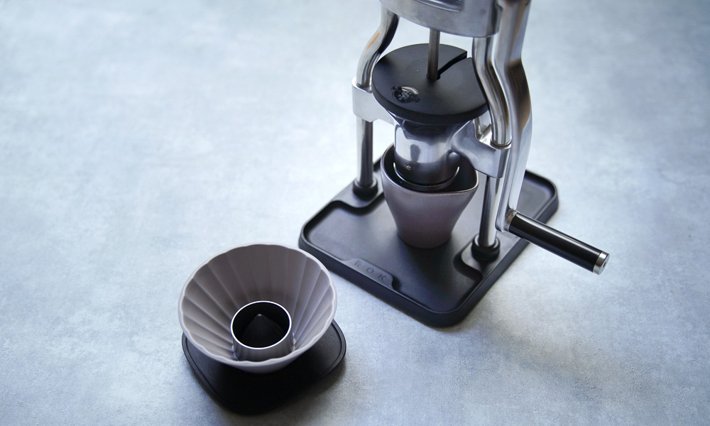 ROK Grinder コーヒー　グラインダー箱とカップがあります