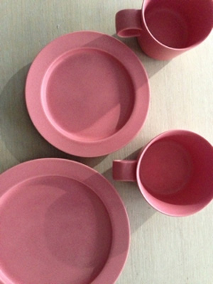 イイホシユミコさん unjor（アンジュール）の限定色ピンクのカップとプレート